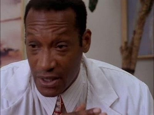 Escena del episodio 11 de la temporada 7 de la serie Beverly Hills, 90210