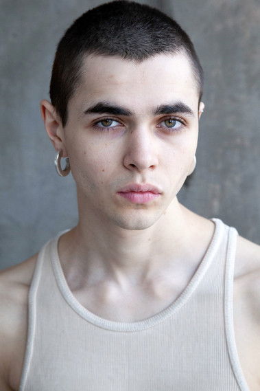 Archie Barnes interpretando a Robert Pretty