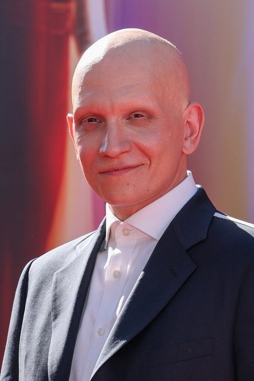 Kép: Anthony Carrigan színész profilképe
