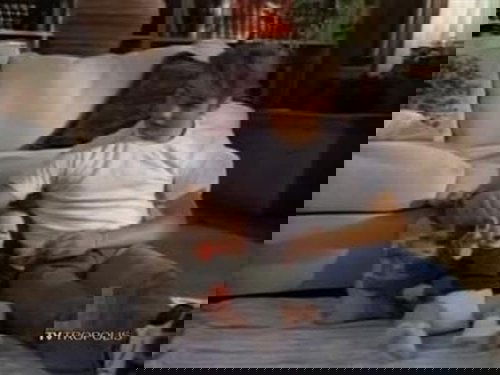 Escena del episodio 12 de la temporada 1 de la serie Beverly Hills, 90210