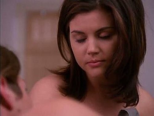 Escena del episodio 24 de la temporada 7 de la serie Beverly Hills, 90210