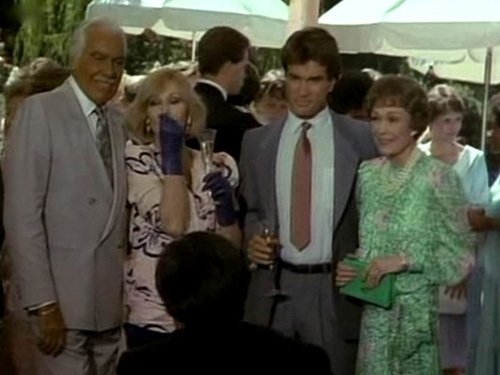 Escena del episodio 3 de la temporada 6 de la serie Falcon Crest