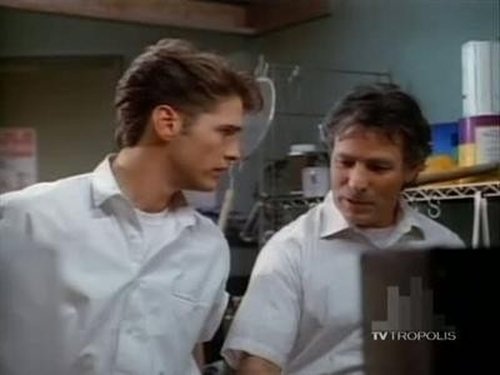Escena del episodio 9 de la temporada 1 de la serie Beverly Hills, 90210