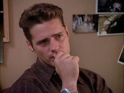 Escena del episodio 9 de la temporada 7 de la serie Beverly Hills, 90210
