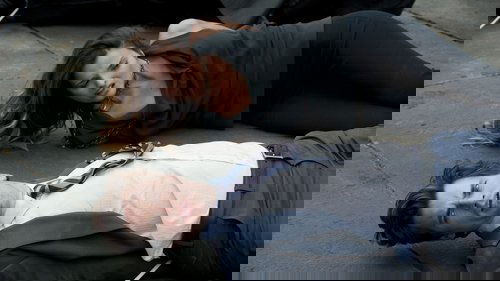 Escena del episodio 16 de la temporada 2 de la serie Ladrón de guante blanco