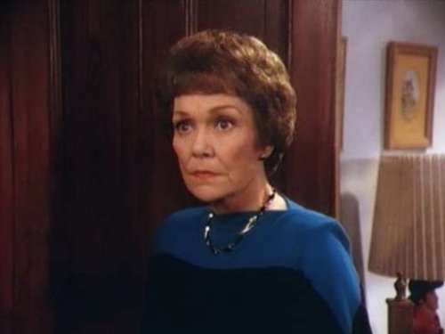 Escena del episodio 22 de la temporada 3 de la serie Falcon Crest