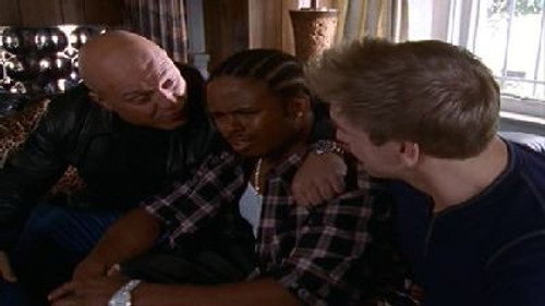 The Shield S01E04 — Dawg Days episode still
