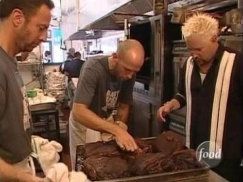 Escena del episodio 5 de la temporada 1 de la serie Diners, Drive-Ins and Dives