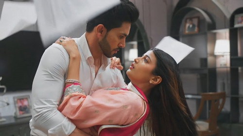 Abhira seeks Kaveri's blessings