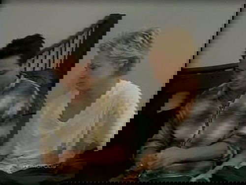 Escena del episodio 18 de la temporada 6 de la serie Beverly Hills, 90210