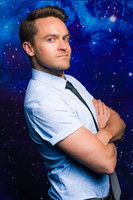 Brant Cox interpretando a Self