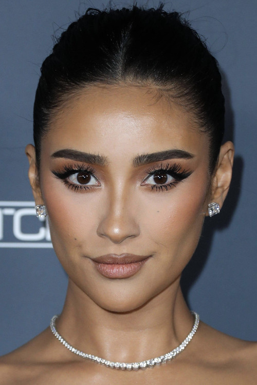 Kép: Shay Mitchell színész profilképe