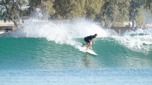 Escena del episodio 5 de la temporada 1 de la serie The Ultimate Surfer