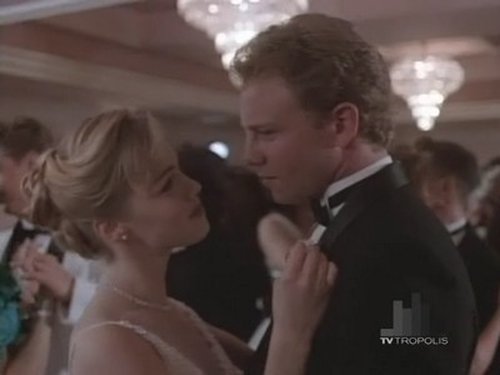 Escena del episodio 27 de la temporada 3 de la serie Beverly Hills, 90210