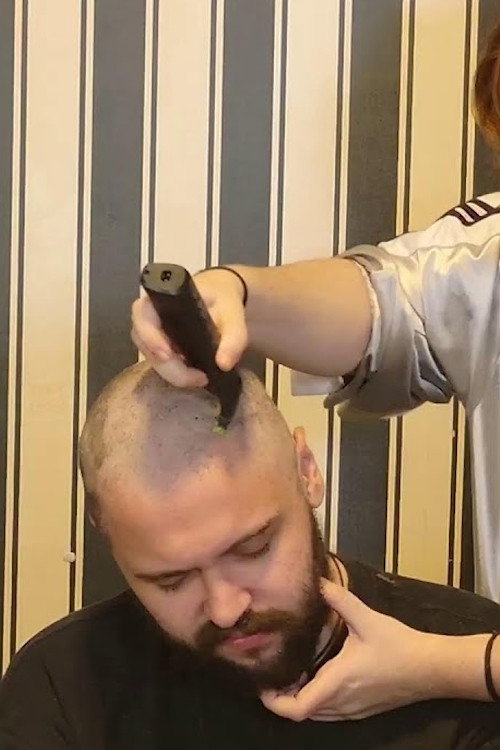 Carteiro Cósmico Raspando o Cabelo