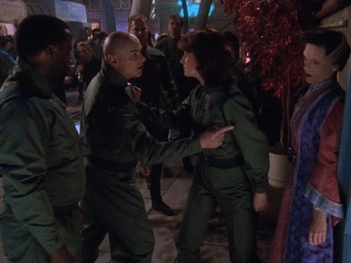 Escena del episodio 10 de la temporada 2 de la serie Babylon 5