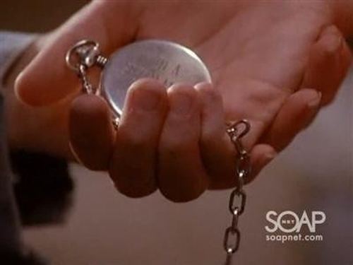 Escena del episodio 9 de la temporada 8 de la serie Beverly Hills, 90210