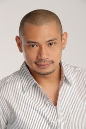 Kam Kong interpretando a 