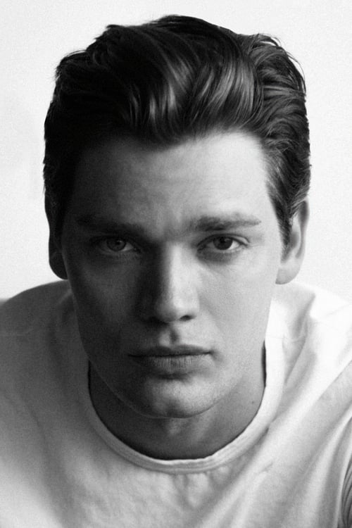 Kép: Dominic Sherwood színész profilképe