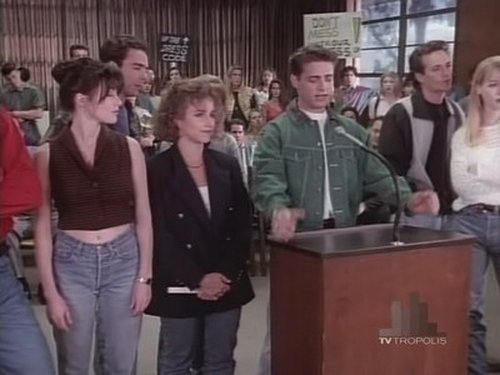 Escena del episodio 28 de la temporada 3 de la serie Beverly Hills, 90210