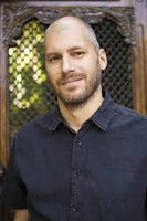 Travis Betz interpretando a Herman