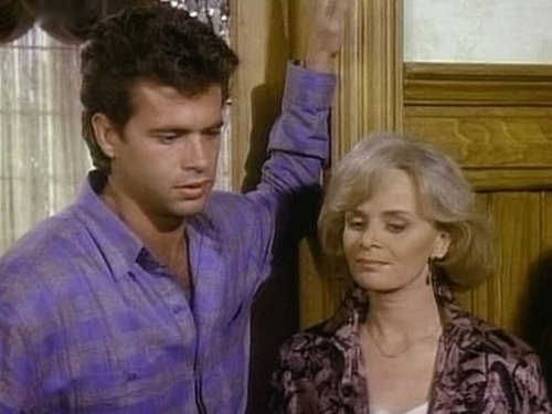 Escena del episodio 21 de la temporada 5 de la serie Falcon Crest