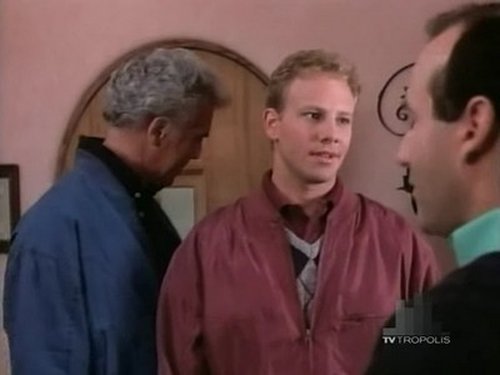Escena del episodio 24 de la temporada 4 de la serie Beverly Hills, 90210