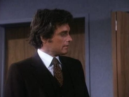 Escena del episodio 8 de la temporada 2 de la serie Falcon Crest