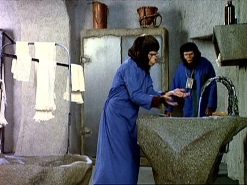 Escena del episodio 7 de la temporada 1 de la serie Planet of the Apes
