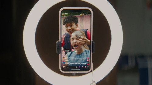 Кадр из Check Out Sekarang, Pay Later (Caper)