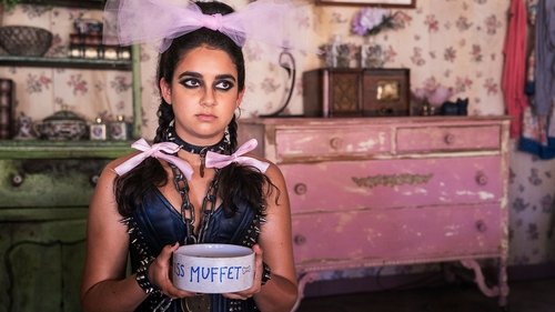 Escena del episodio 7 de la temporada 4 de la serie Miracle Workers