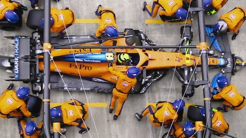 Escena del episodio 2 de la temporada 4 de la serie Formula 1: La emoción de un Grand Prix