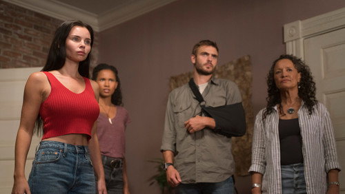 Siren: A Lenda das Sereias: 2×1