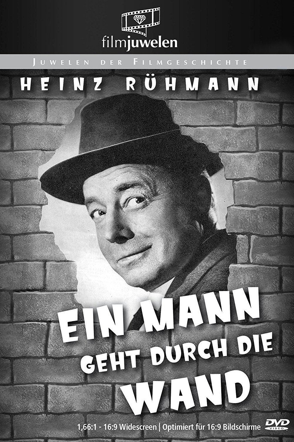 Ein Mann geht durch die Wand