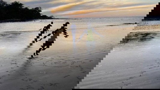 Eating Papaw on the Seashore