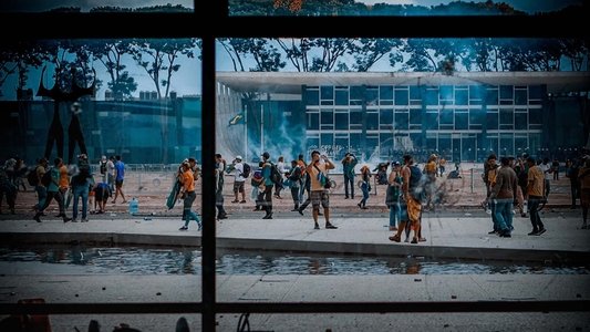 8/1 – A Democracia Resiste
