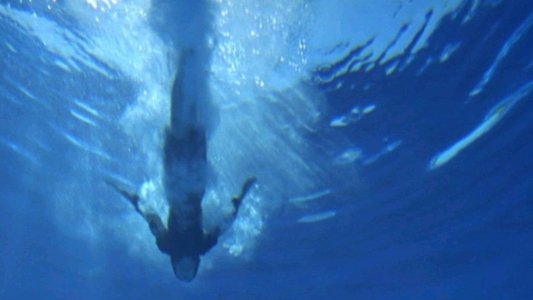 水の中の八月