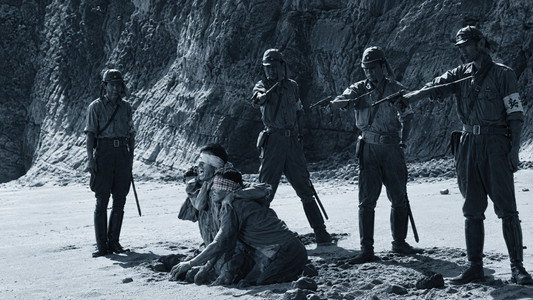 軍旗はためく下に