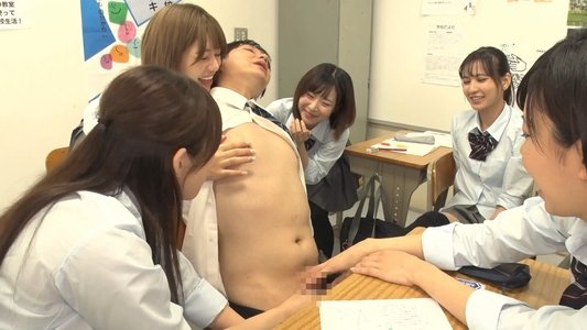 99.4％が女子！の学校に入学したらクラスメイトは女子ばかりでモテまくり！休み時間、授業中関係なく誘惑されまくりでヤラレまくり！楽しいやら…