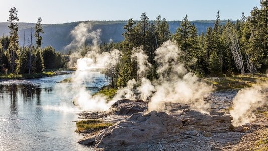 Yellowstone: Wildest Winter to Blazing Summer