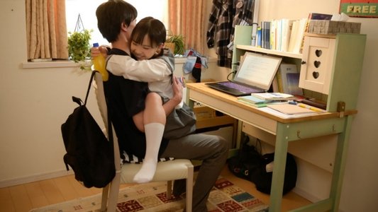 パパとママが至近距離にいてもお兄ちゃんの大きなシャツ借りて求愛抱っこSEXで逃がさず何発も膣射させる痴女っこロリータ義理妹