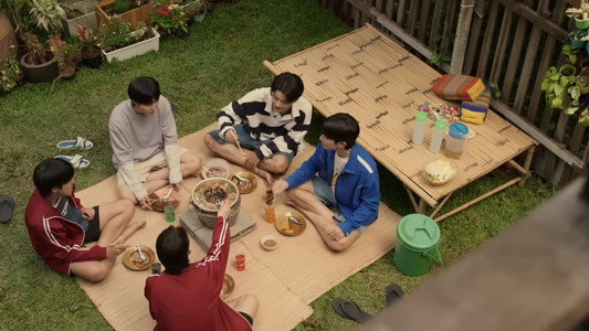ต้นส้มบ้านเขา แต่ผลส้มหล่นมาบ้านเราตลอดเลย
