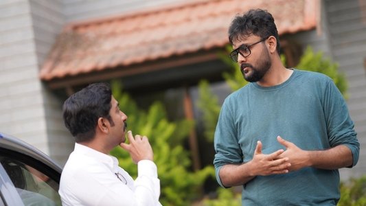 മുകുന്ദന്‍ ഉണ്ണി അസോസിയേറ്റ്സ്™