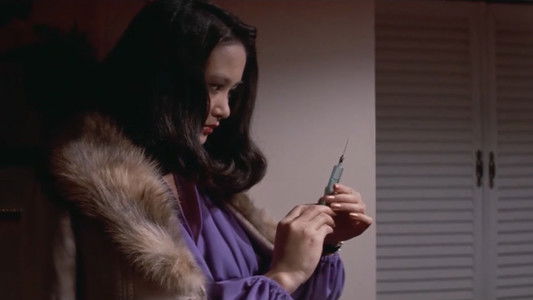 赤い花弁が濡れる