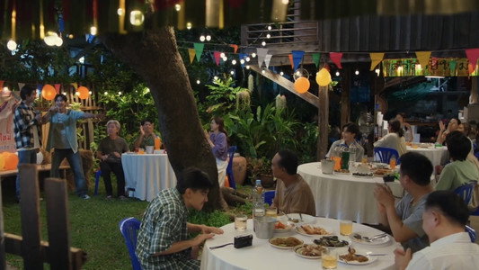 ต้นส้มอยู่บ้านเขา แต่ผลส้มหล่นมาบ้านเราตลอดเลย