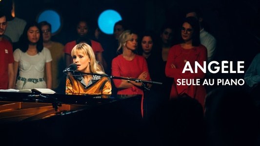 Angèle, seule au piano