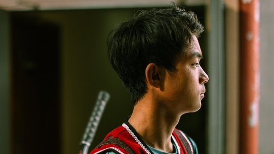 背背篓的网球少年