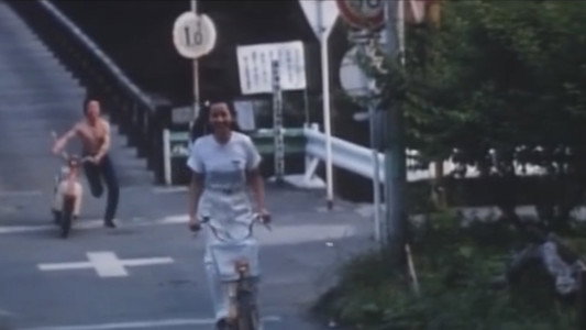 女高生 夏ひらく唇