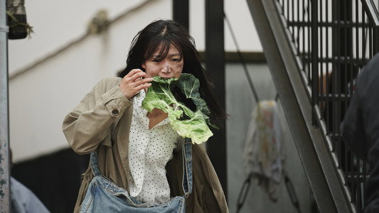 道で拾った女