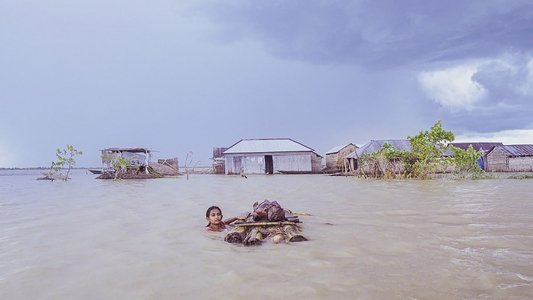 পায়ের তলায় মাটি নাই